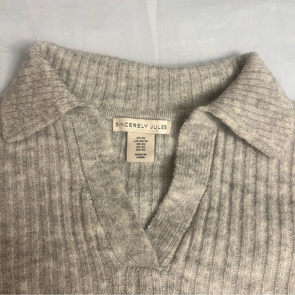 Collared V-Neck Sweater - Picture 4 of 6